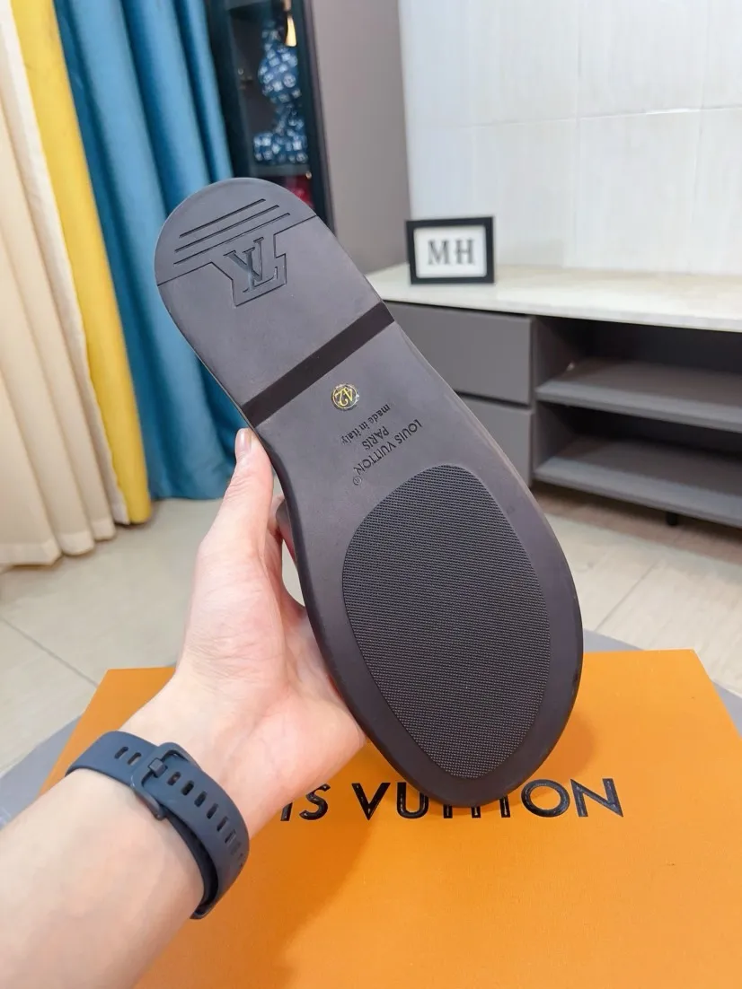 Men's men's shoes 💰360🌸🌸LV medium men's spring and summer slippers counter synchronization. The uppers are imported from Italy with open edge beads and color-changing logo graphics. High-quality craftsmanship. Soles: Original soles specially provided by the original factory. Exclusive molded soles are super comfortable. Original factory single goods. 🔍🔍High quality. You can enter and exit the counter at will. Welcome to compare. Size 38-45
